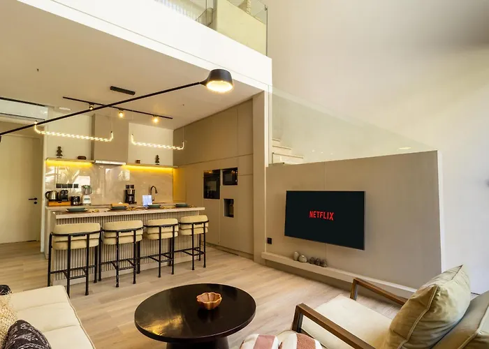 Luxury 2br Berawa Loft | Private Pool, Near Cafe チャングー